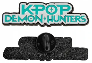 K-Pop Demon Hunters – Przypinka Napis CR3129