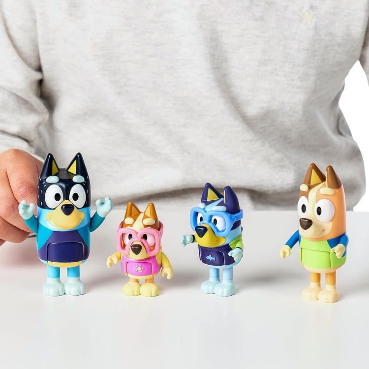 Bluey - Zestaw 4 figurek - Rodzinny dzień na plaży 17547
