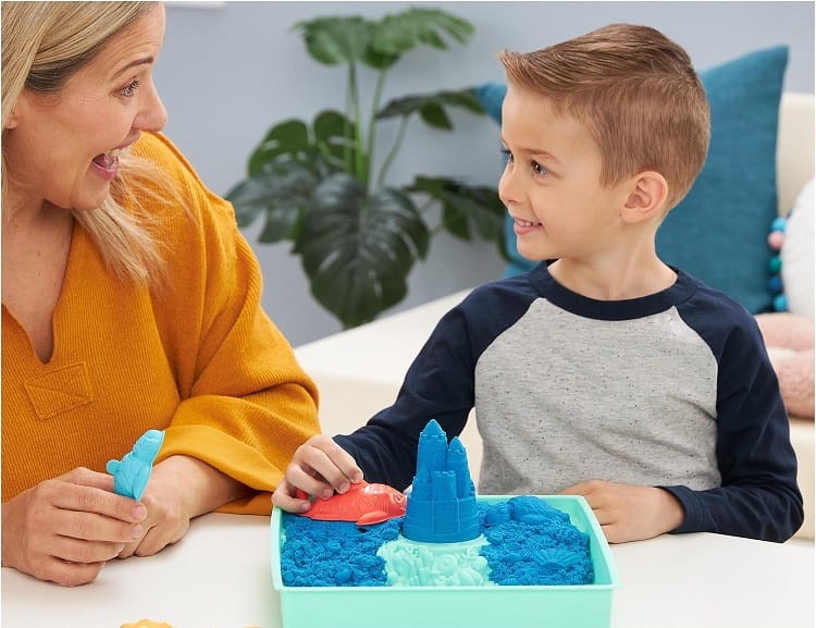 Kinetic Sand - Piasek kinetyczny z podstawką + foremki - Niebieski 6067478