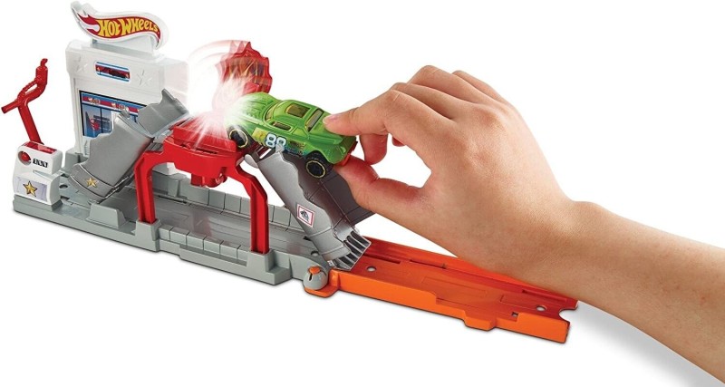 Hot Wheels - Zestaw torów - Pożar na stacji benzynowej FJN34 FJN36